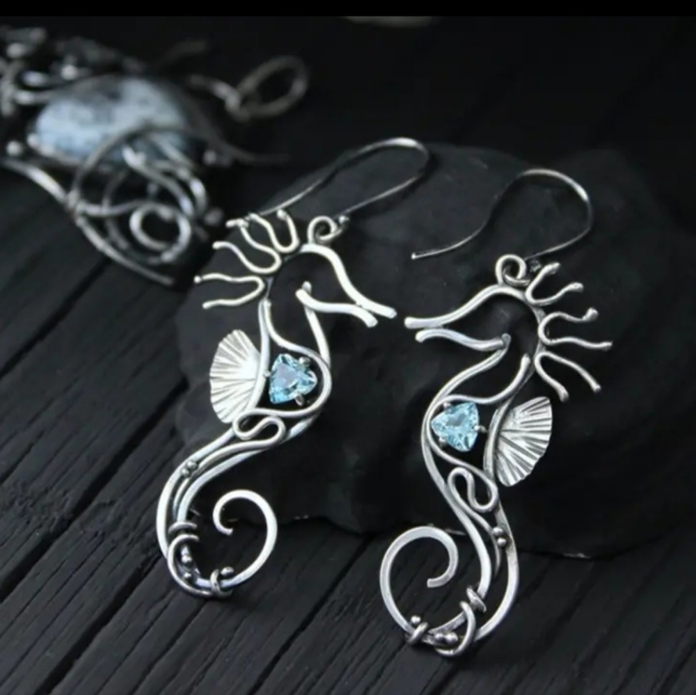 Seahorse Earrings -  Sparkling Faux Stones L👀K New Costume Jewelry - Picture 6 of 7